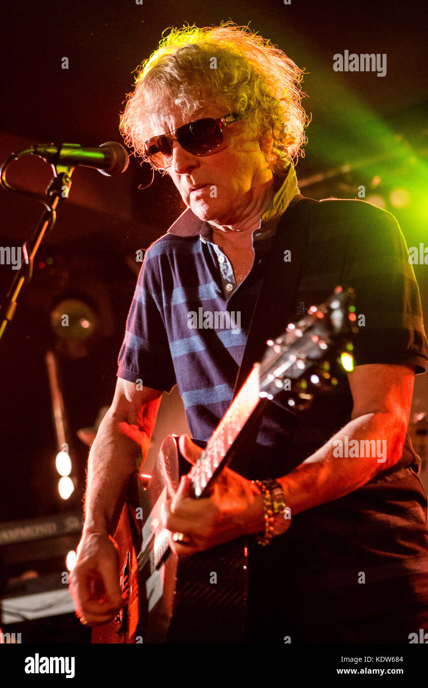 Mezzago, Italia. Xvi oct, 2017. Il cantautore britannico Ian Hunter & IL RANT band suona dal vivo sul palco di Bloom per presentare il suo nuovo album "dita incrociate' Credit: Rodolfo Sassano/Alamy Live News Foto Stock