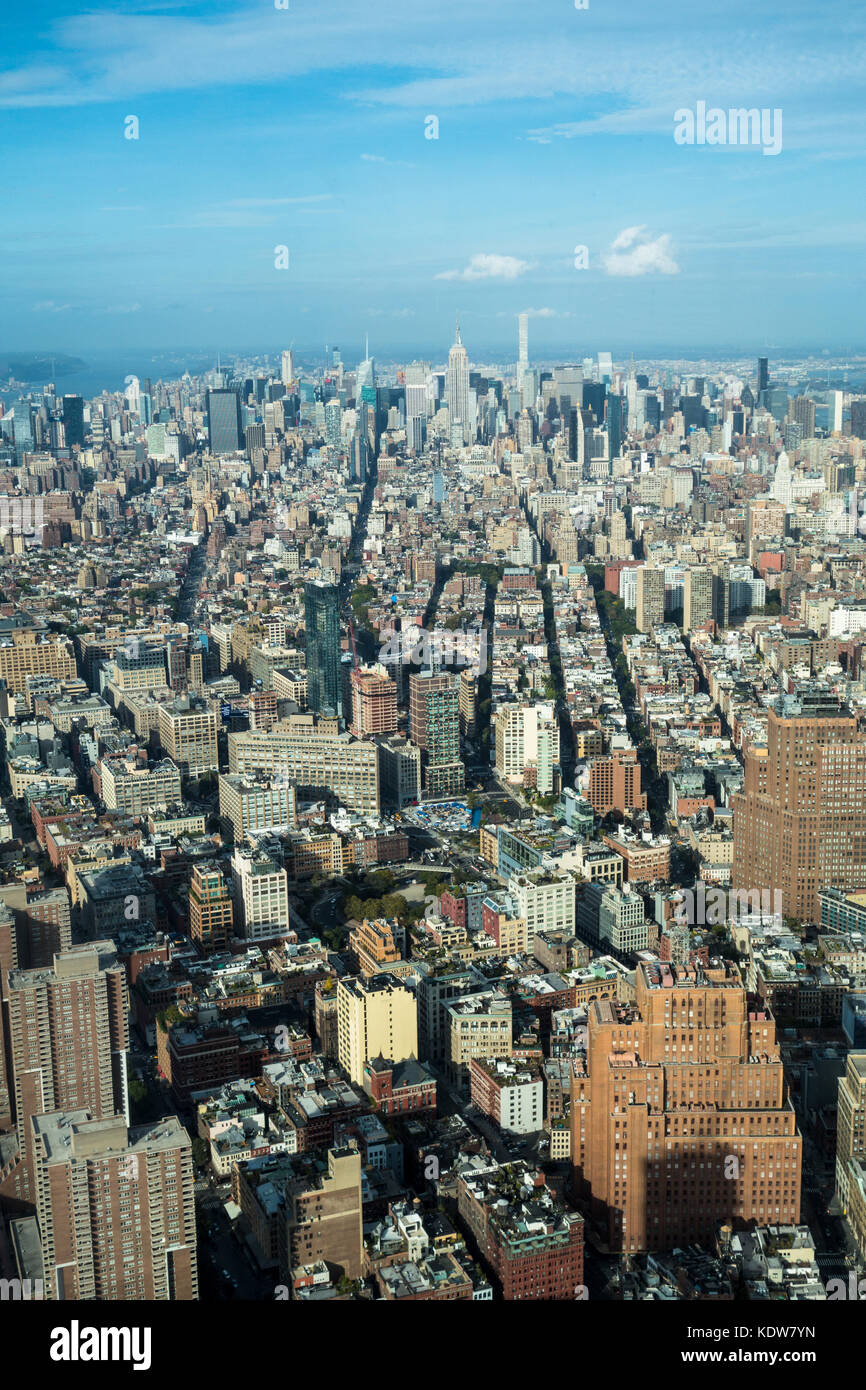 Una veduta aerea di Manhattan (New York City) skyline da un Osservatorio mondiale che è sulla parte superiore di One World Trade Center. Foto Stock