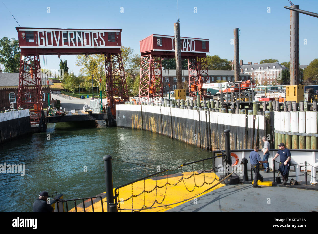 I turisti ed i visitatori arrivano al Governors Island dal Governors Island Ferry, Manhattan, New York, NY, STATI UNITI D'AMERICA Foto Stock