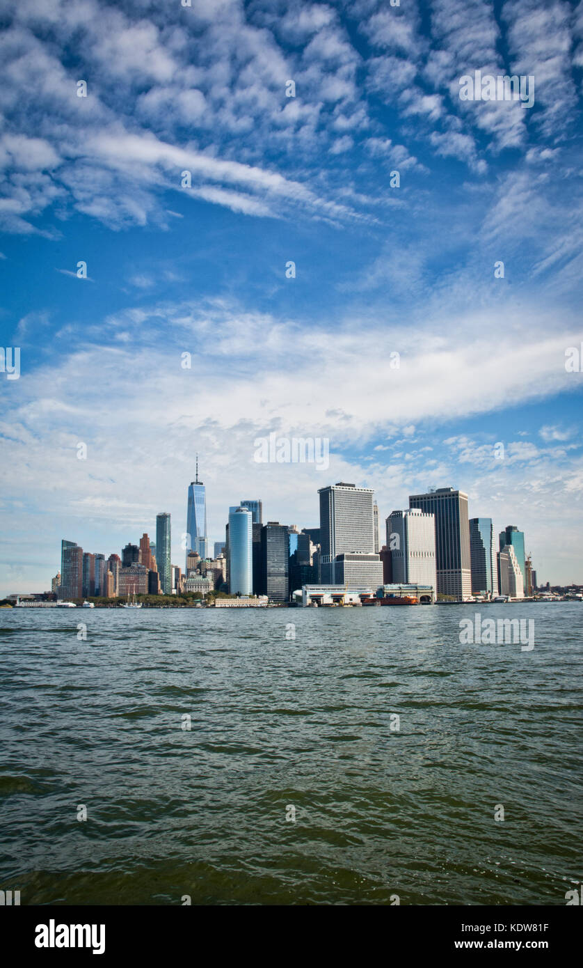 Una vista del porto di New York e lo skyline di Manhattan (New York City) come visto da di Governors Island vantage point. Foto Stock