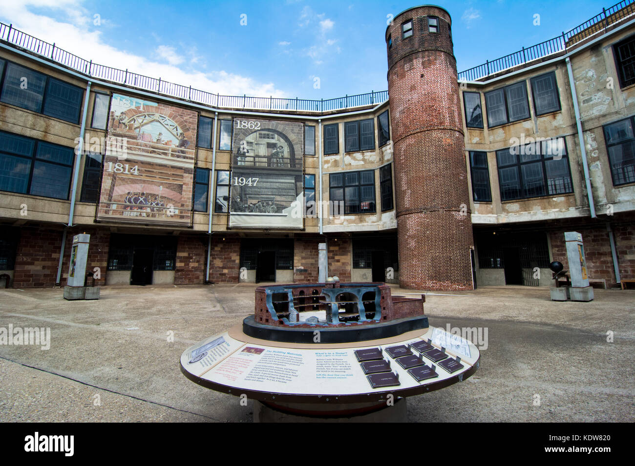 Castello Williams, una fortificazione circolare di pietra arenaria rossa sul punto nordovest di Governors Island, è un prominente punto di riferimento nel porto di New York. Foto Stock