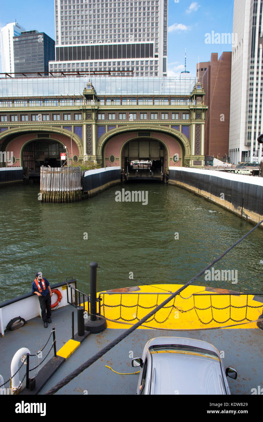 Una vista da a bordo del traghetto da Governors Island, avvicinando lo storico Battery Maritime Building, la parte inferiore di Manhattan, New York, NY USA Foto Stock