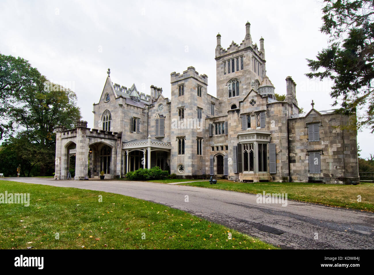 L'architettura gotica della storica Lyndhurst Mansion, sulle rive del fiume Hudson, Tarrytown, New York, Stati Uniti d'America Foto Stock