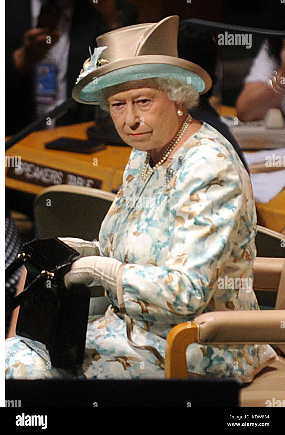 New YORK - LUGLIO 06: La regina Elisabetta II firma il libro dei visitatori mentre si recia alla sede delle Nazioni Unite il 6 luglio 2010 a New York City. La regina Elisabetta II e il principe Filippo, duca di Edimburgo hanno appena completato un tour di otto giorni del Canada e la visita a New York è l'ultimo giorno prima che la coppia reale torni nel Regno Unito. Dopo una visita storica alle Nazioni Unite, visiteranno Ground Zero e il British Memorial Garden. La regina ha rivolto l'ultima volta alle Nazioni Unite nel 1957 e sarà la prima volta che ha visitato terra zero Persone: Regina Elisabetta II trasmissione Ref: MNC1 credito: Foto Stock