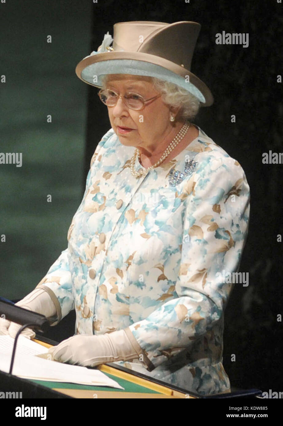 New YORK - LUGLIO 06: La regina Elisabetta II firma il libro dei visitatori mentre si recia alla sede delle Nazioni Unite il 6 luglio 2010 a New York City. La regina Elisabetta II e il principe Filippo, duca di Edimburgo hanno appena completato un tour di otto giorni del Canada e la visita a New York è l'ultimo giorno prima che la coppia reale torni nel Regno Unito. Dopo una visita storica alle Nazioni Unite, visiteranno Ground Zero e il British Memorial Garden. La regina ha rivolto l'ultima volta alle Nazioni Unite nel 1957 e sarà la prima volta che ha visitato terra zero Persone: Regina Elisabetta II trasmissione Ref: MNC1 credito: Foto Stock