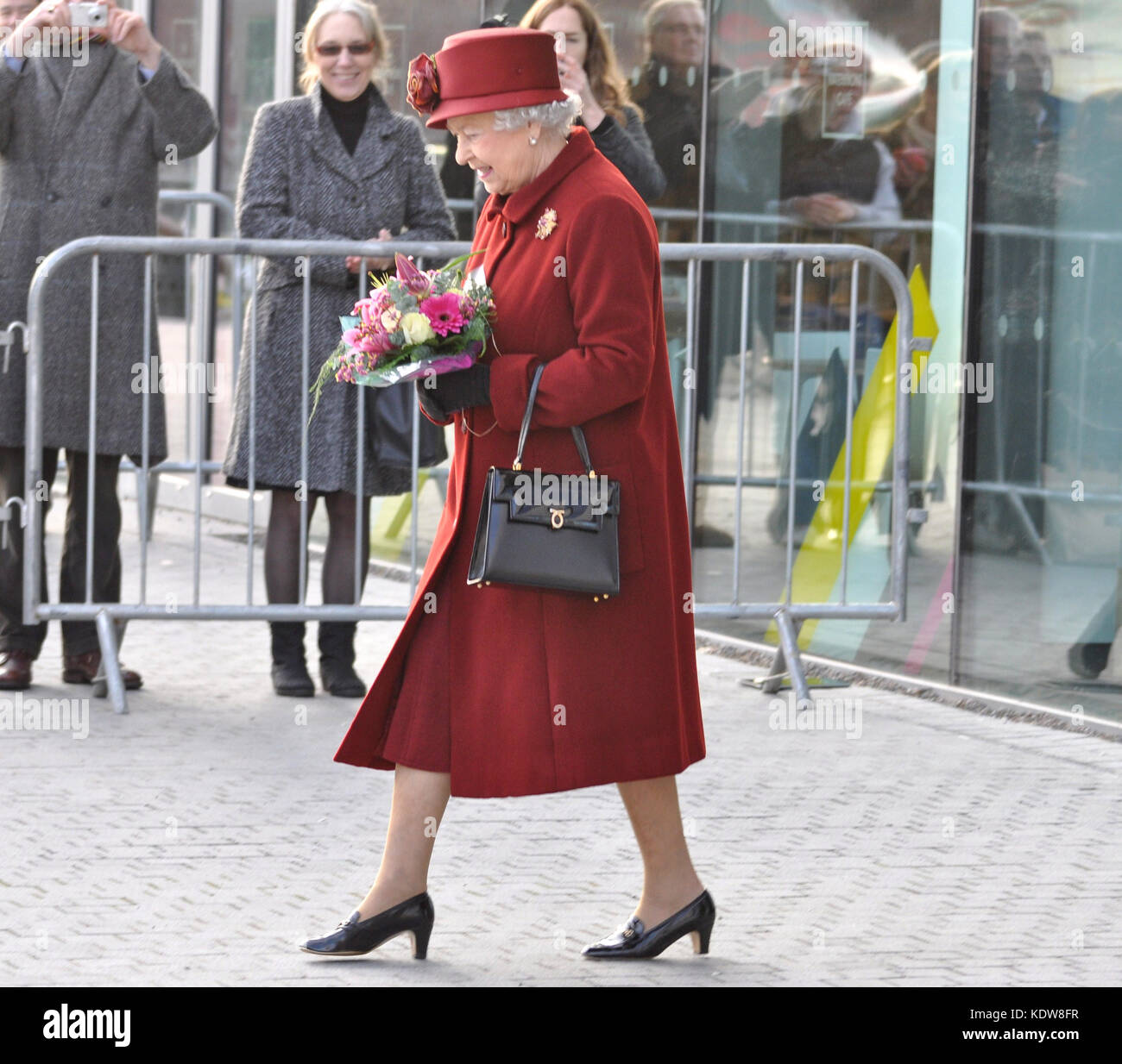 Londra, INGHILTERRA - 01 DICEMBRE: Sua altezza reale la regina Elisabetta II ed il suo marito il principe Phillip sono ritratti ufficialmente che aprono il museo del mondo a Liverpool, Inghilterra nordoccidentale. Il 1 dicembre 2011 a Londra, Inghilterra La Gente: Queen Elizabeth II trasmissione Ref: MNCUK1 accreditamento: Hoo-Me.com/MediaPunch ***NO UK*** Foto Stock