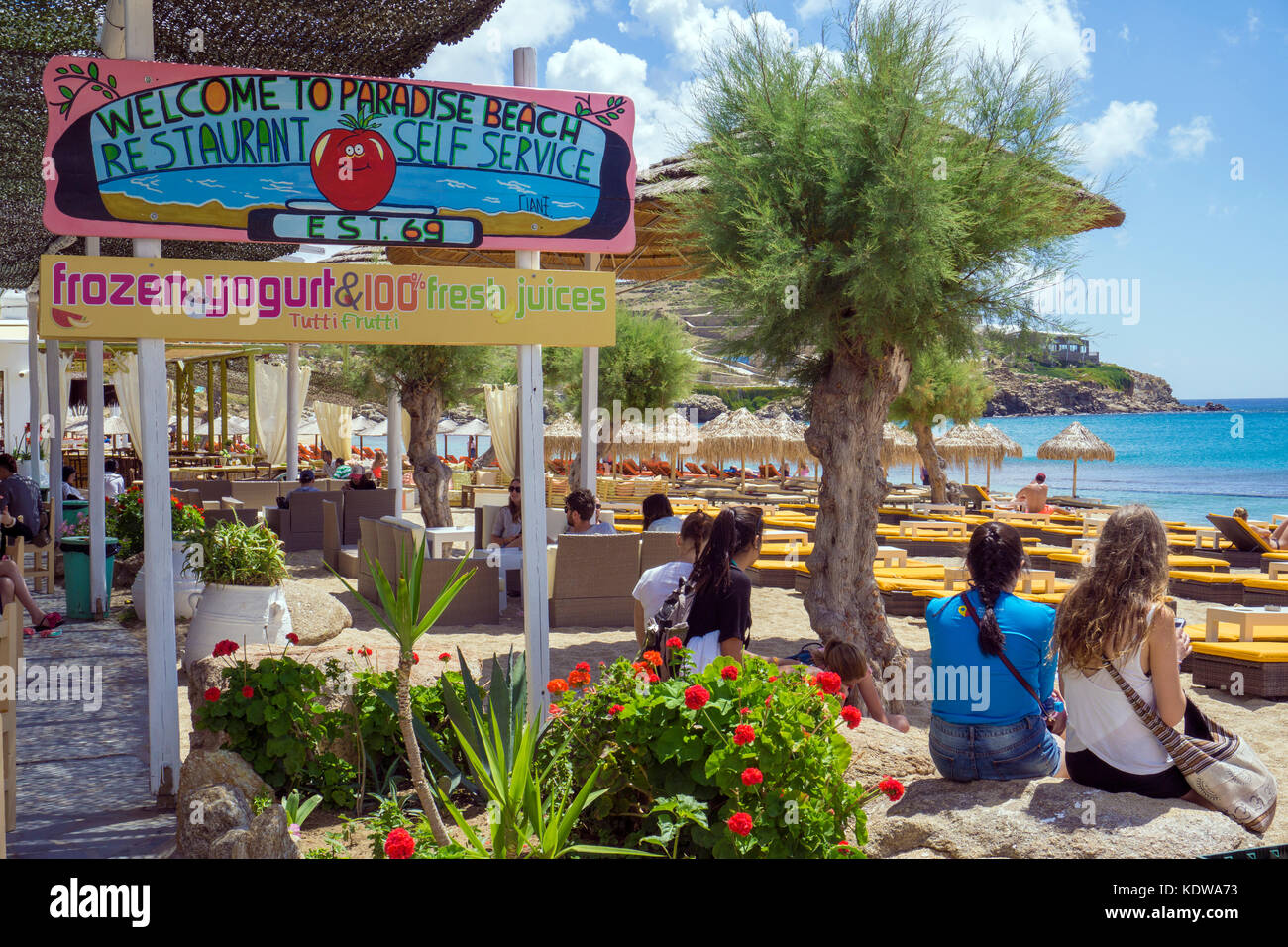 I turisti presso il beach bar, Paradise beach, Mykonos Foto Stock