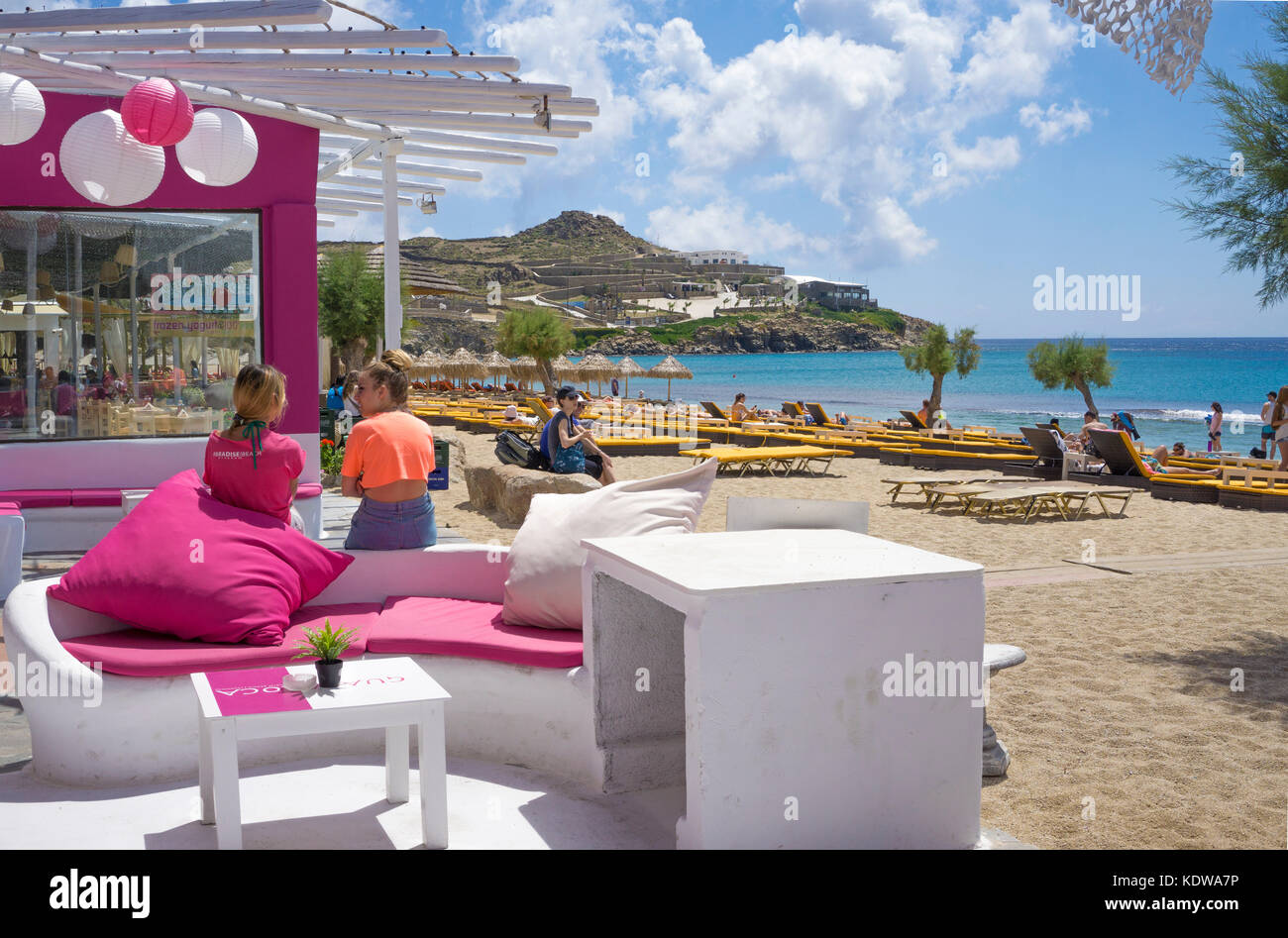 I turisti presso il beach bar, Paradise beach, Mykonos Foto Stock