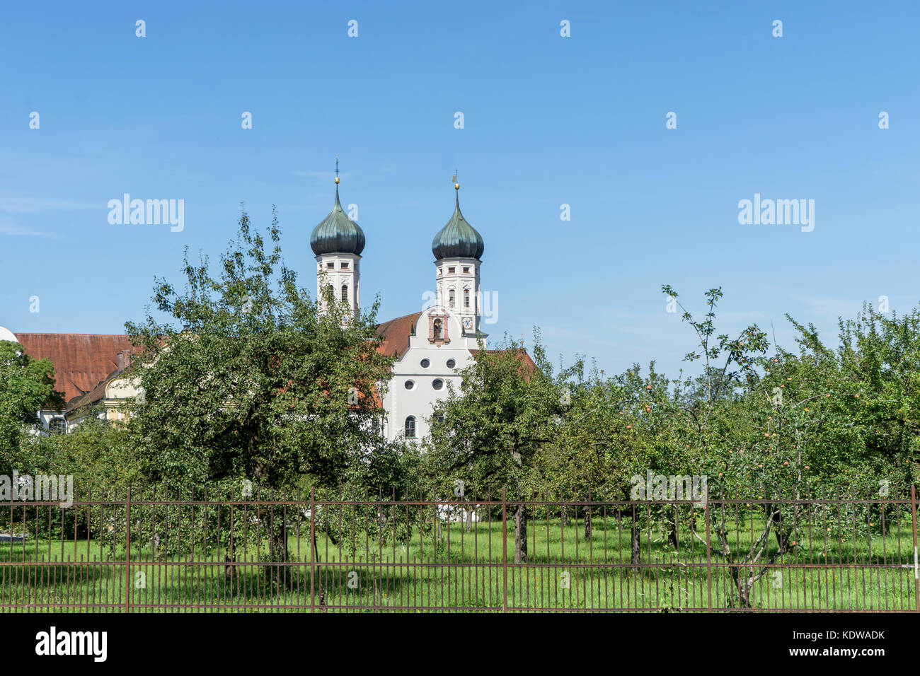 Orchard nella parte anteriore del monastero di benedictbeuern in Baviera, Germania Foto Stock