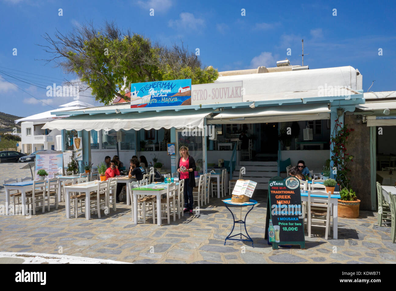 Ristorante di pesce presso la piazza del villaggio di Ano Mera, Mykonos, Cicladi, Egeo, Grecia, Europa Foto Stock