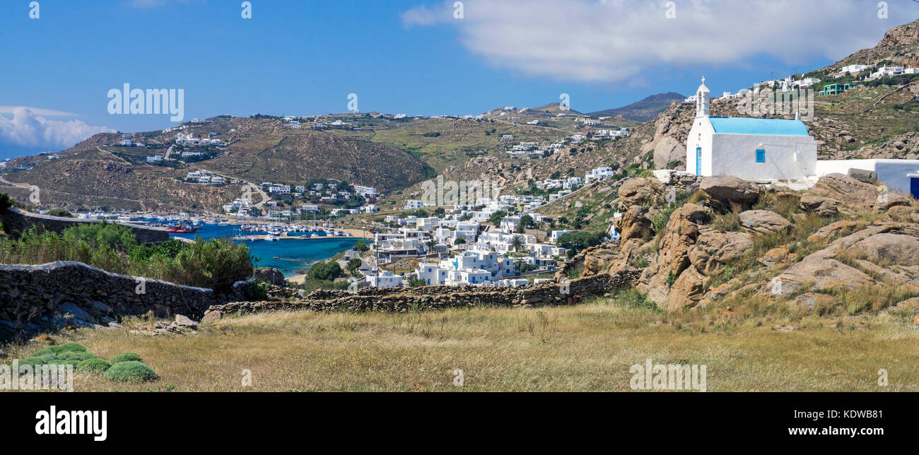 Panoramablick, kleine orthodoxe kapelle auf einem huegel und der neue hafen von mykonos, kykladen, aegaeis, griechenland, mittelmeer, europa | panoram Foto Stock