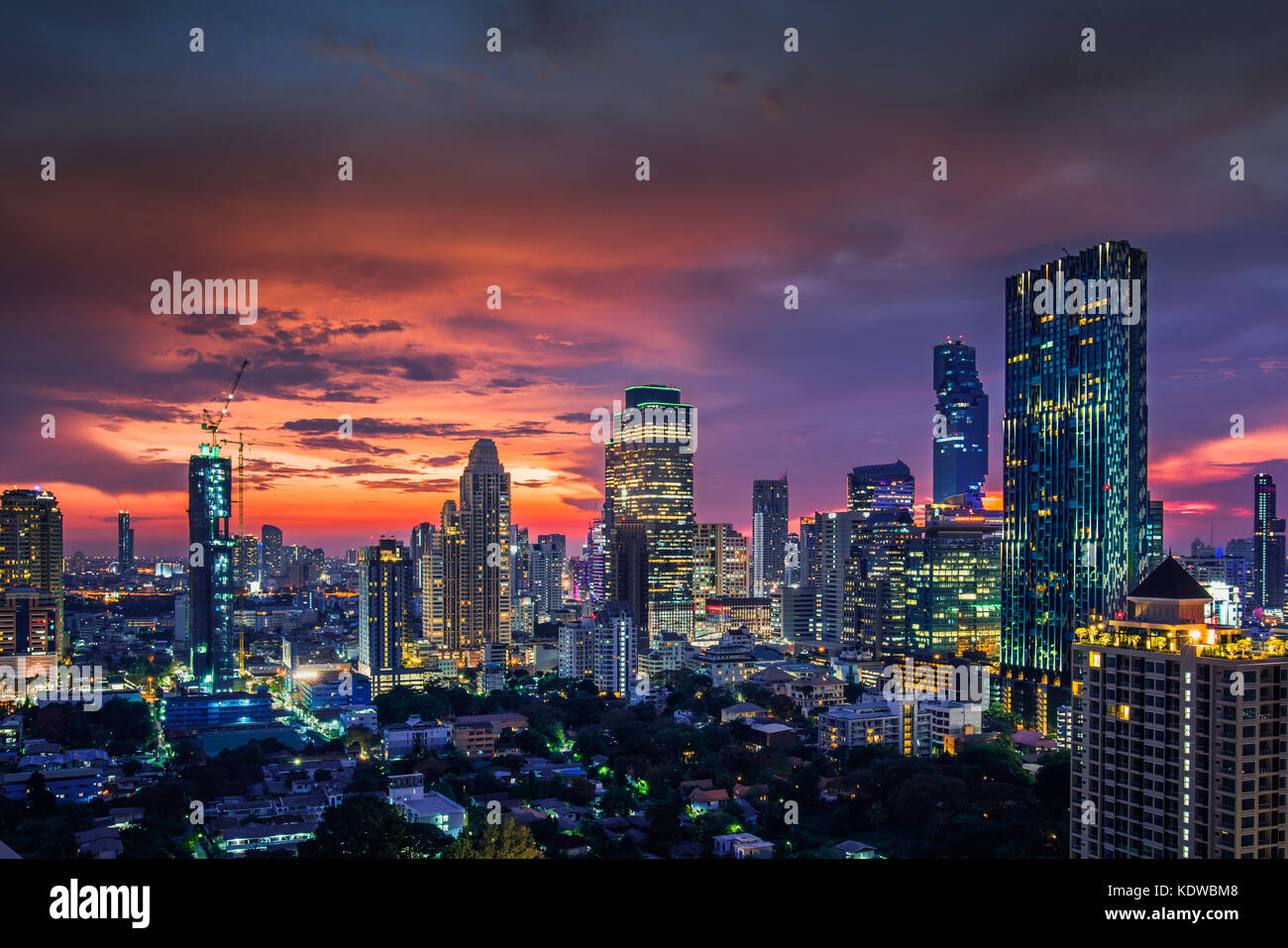 Alta gamma dinamica e moderna costruzione numero crescente a Bangkok, in Thailandia Foto Stock