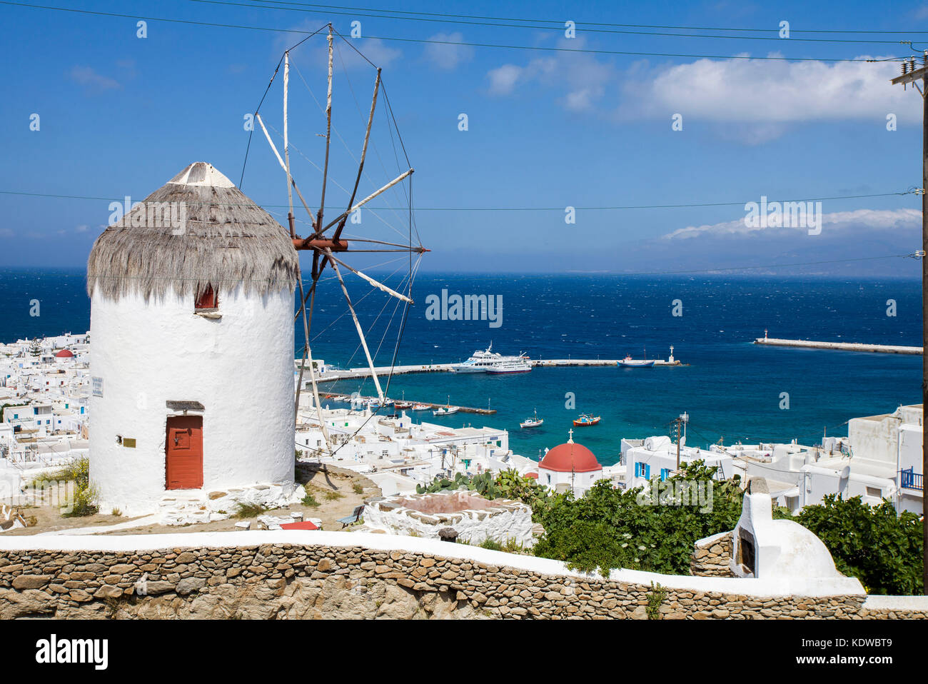 Blick auf mykonos-Stadt, windmuehle, Mykonos, kykladen, aegaeis, griechenland, mittelmeer, europa | vista su mykonos-town, il mulino a vento, Mykonos, CICLADI Foto Stock