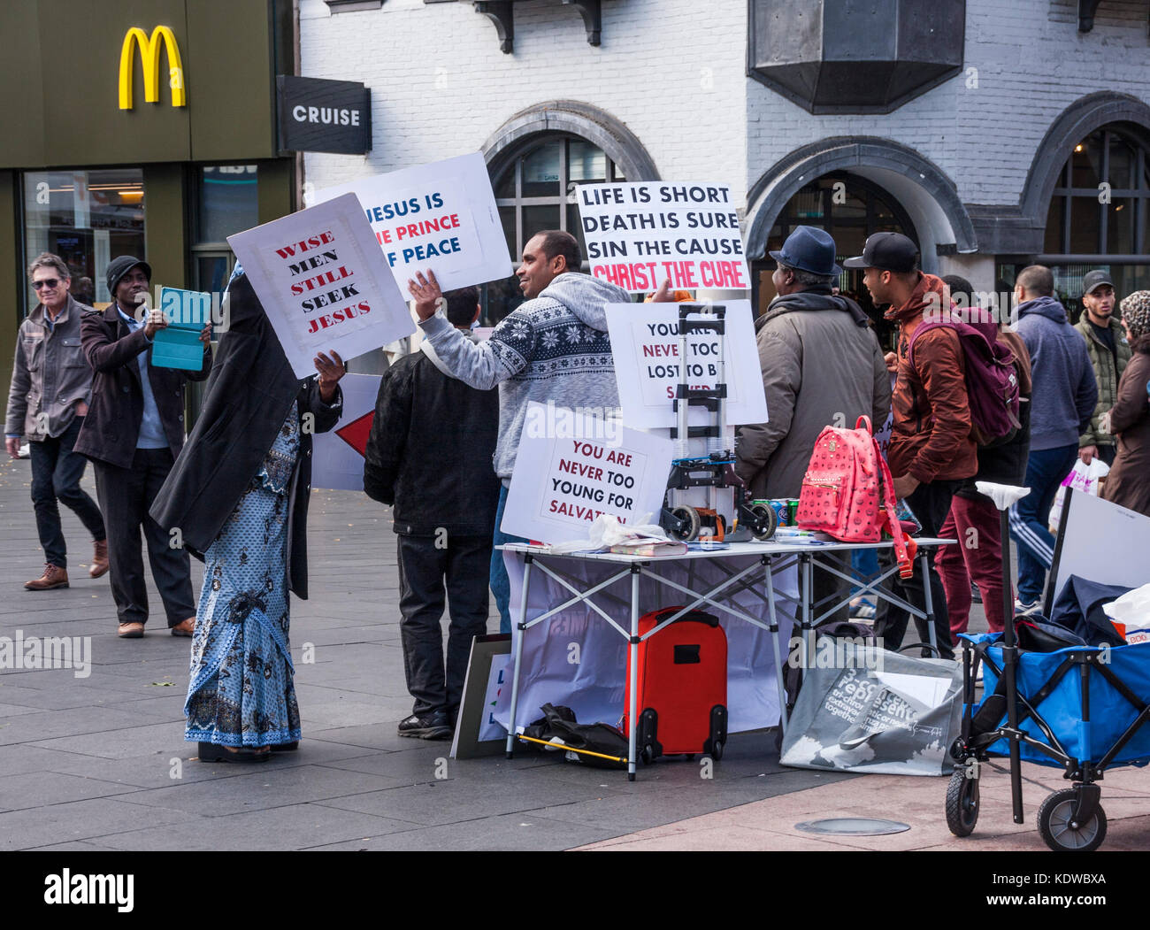 Raduno di persone in centro città con cartelloni religiosi ecc in Leicester,l'Inghilterra,UK Foto Stock