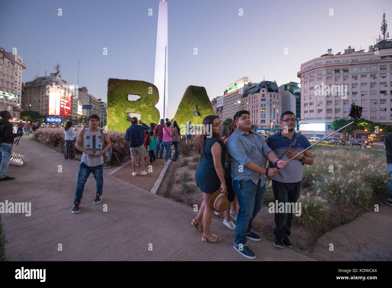 I turisti in posa di fronte dell'obelisco in Plaza de la Republica, Buenos Aires, Argentina Foto Stock
