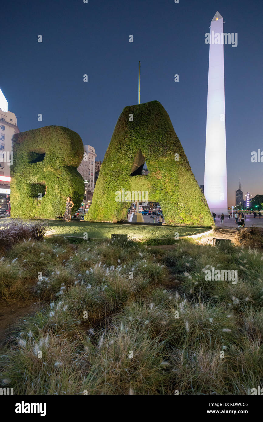 I turisti che posano per una foto di fronte all'obelisco in Plaza de la Republica, Buenos Aires, Argentina Foto Stock