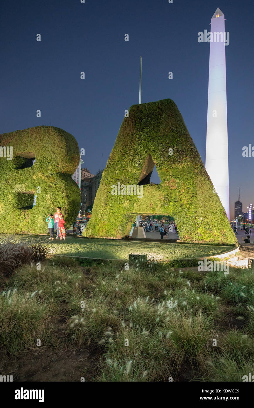 I turisti che posano per una foto di fronte all'obelisco in Plaza de la Republica, Buenos Aires, Argentina Foto Stock