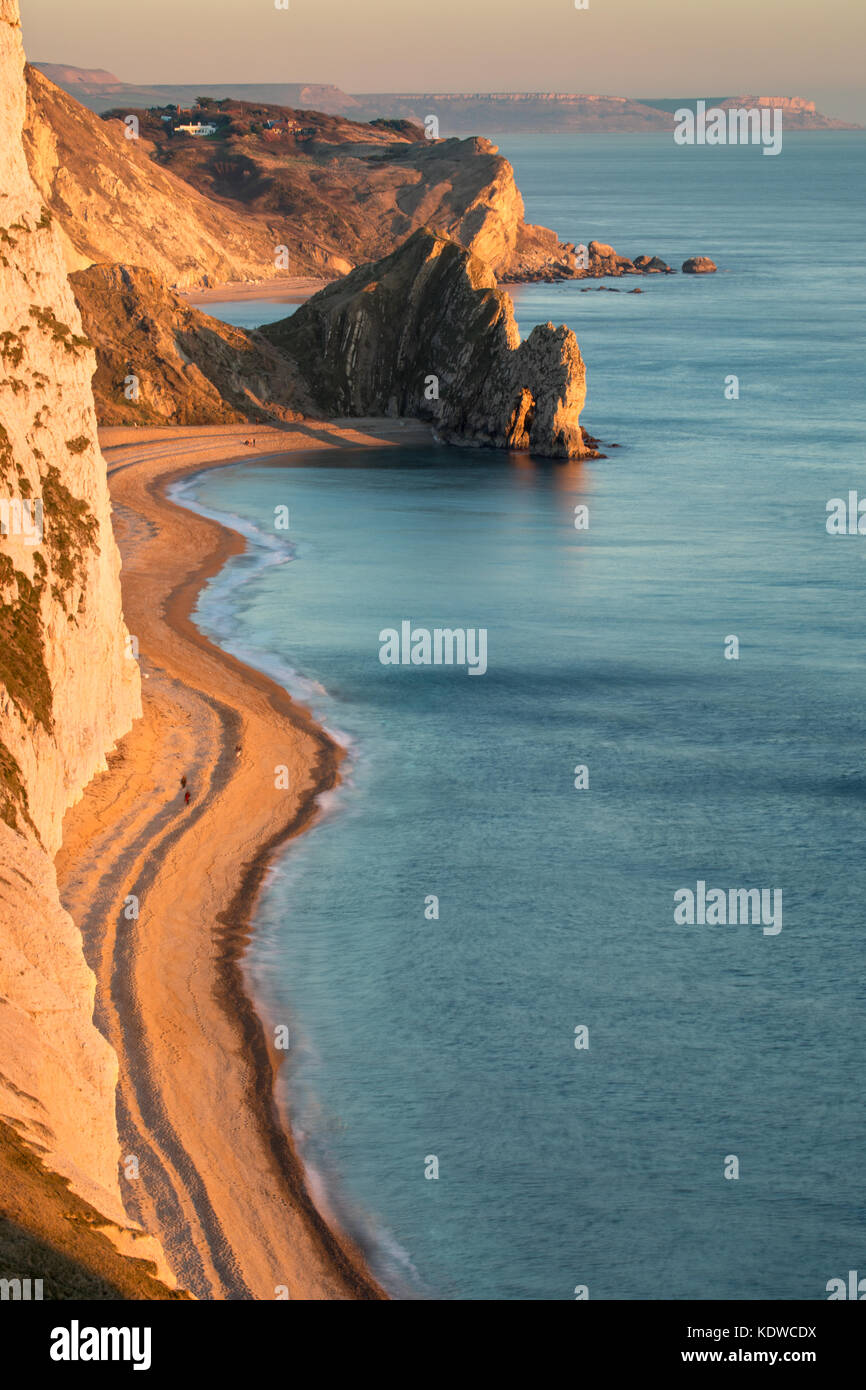 Le figure sulla spiaggia, porta di Durdle & St Oswald's Bay da Bat la testa, Purbeck, Jurassic Coast, Dorset, England, Regno Unito Foto Stock