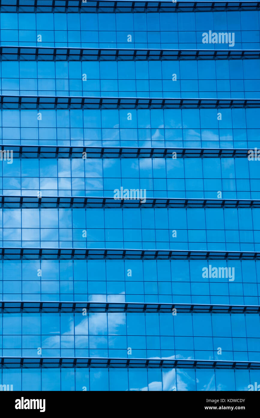 Specchio azzurro edificio in vetro, edificio esterno Foto Stock