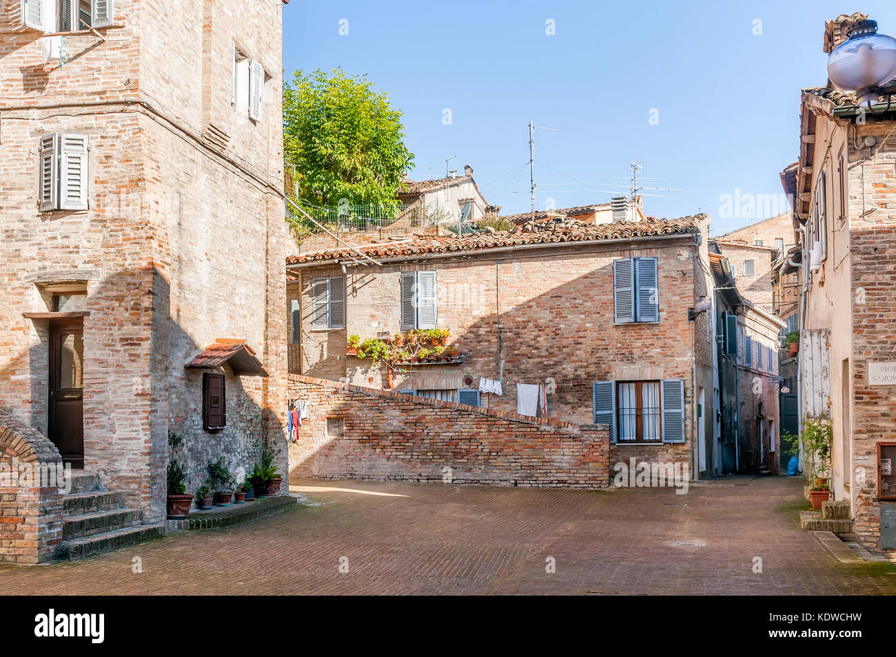 Una vista estiva di una strada della città rinascimentale di Urbino, Marche, Italia Foto Stock