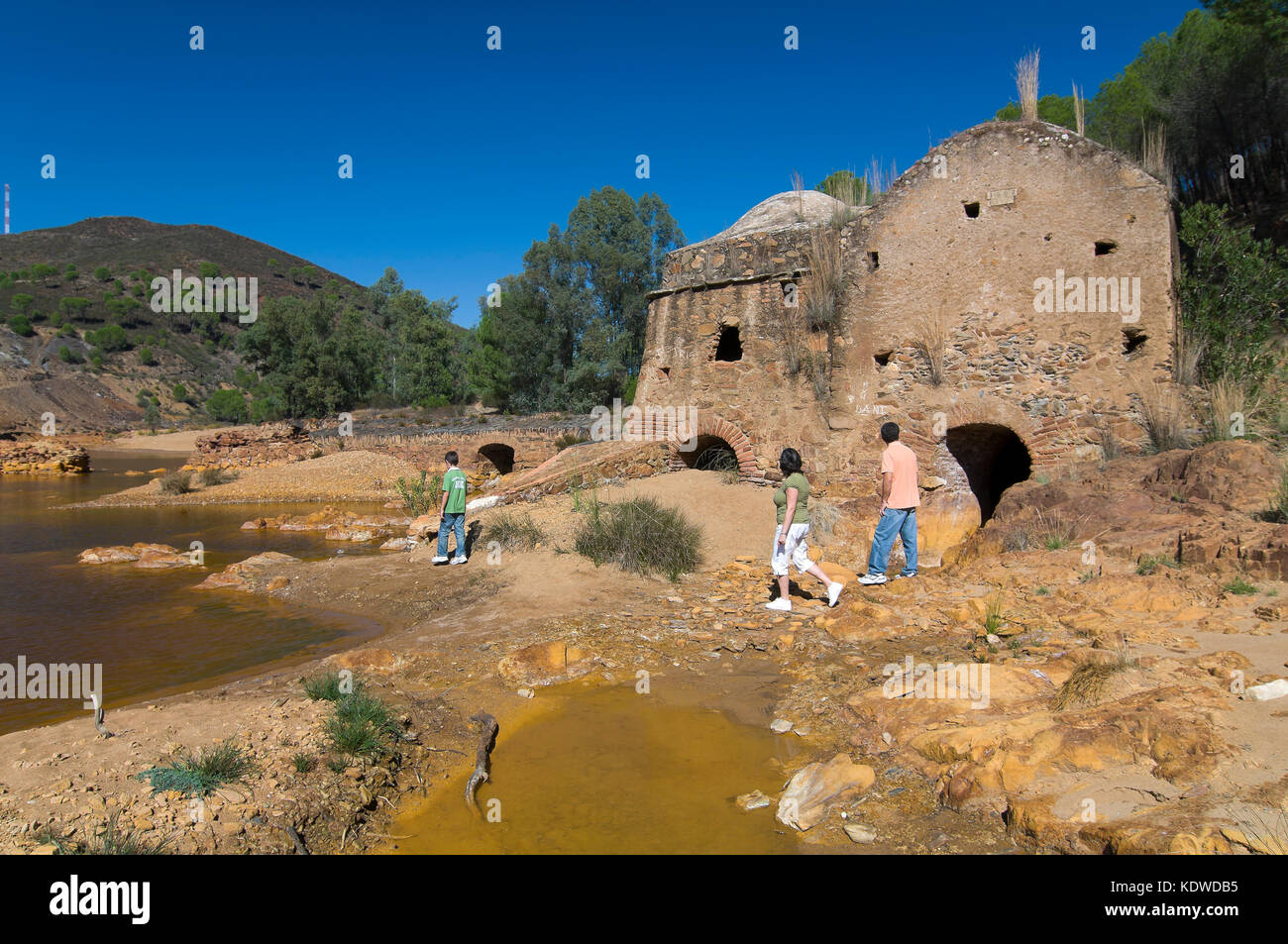 Vecchio mulino idraulico e turisti sul fiume Odiel, Calanas, provincia di Huelva, regione opf Andalusia, Spagna, Europa Foto Stock