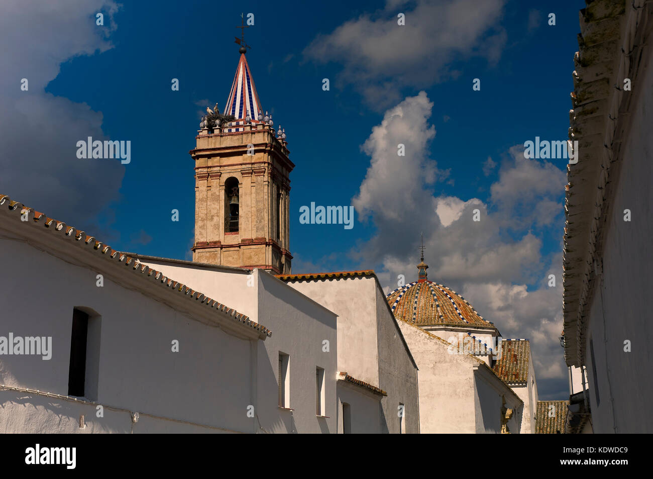 Vista urbano con la chiesa parrocchiale di san miguel arcangel, Campofrio, provincia di Huelva, regione opf Andalusia, Spagna, Europa Foto Stock