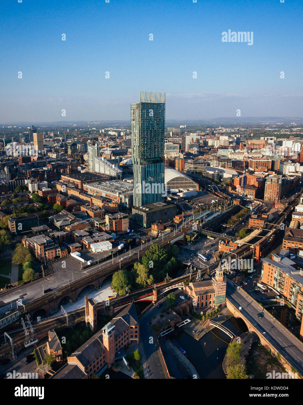 Un drone vista sullo skyline di Manchester in un giorno d'estate. Foto Stock