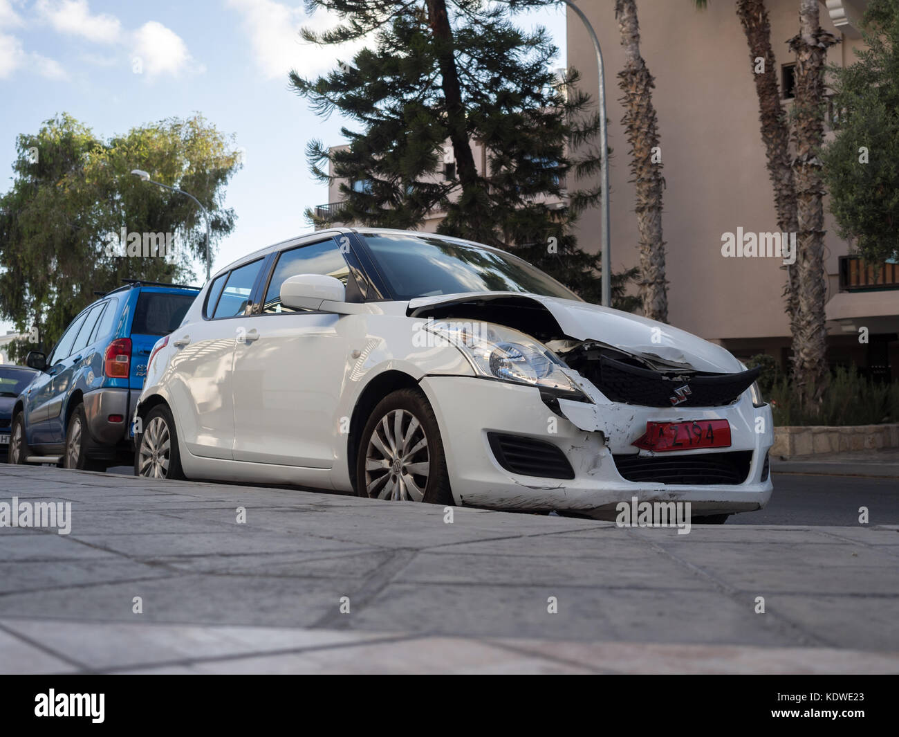 Paphos (Paphos, Cipro - Luglio 18, 2016: schiacciato auto sulla strada Foto Stock