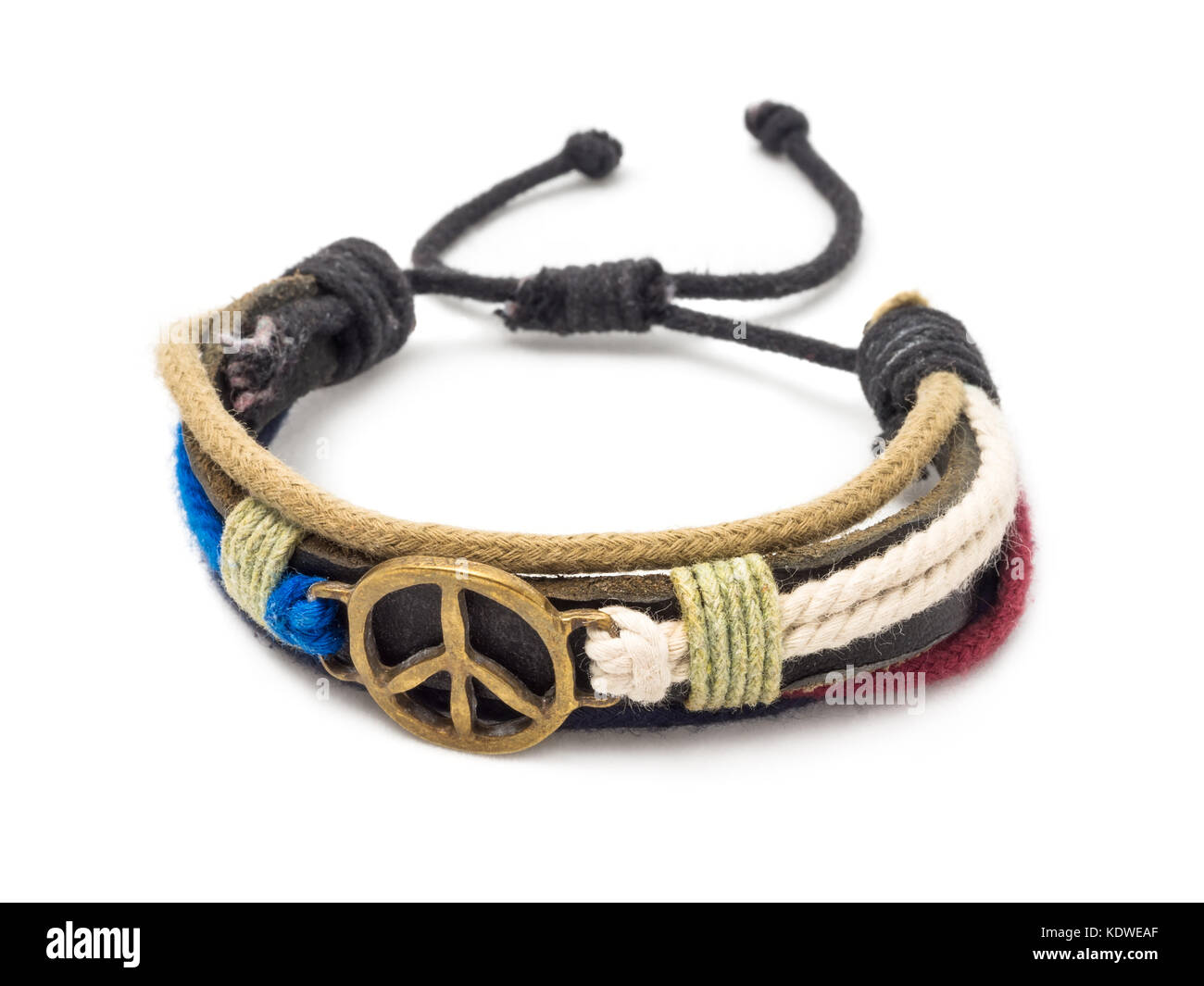 Fatti a mano braccialetto hippie con segno di pace isolato su bianco Foto Stock