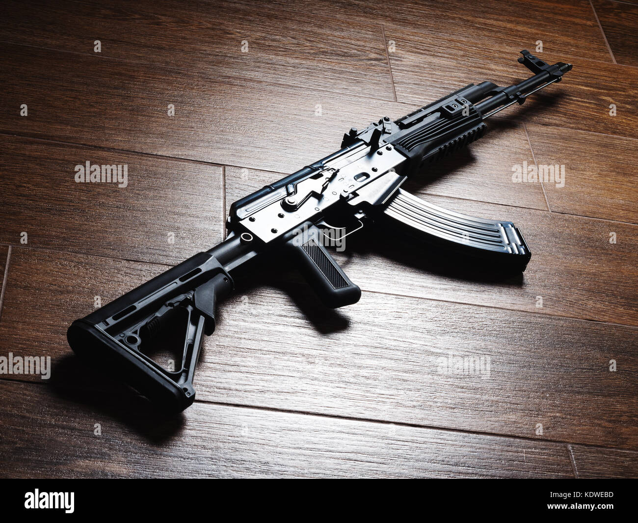 Creazione personalizzata Kalashnikov fucile da assalto AKM sul pavimento in legno Foto Stock