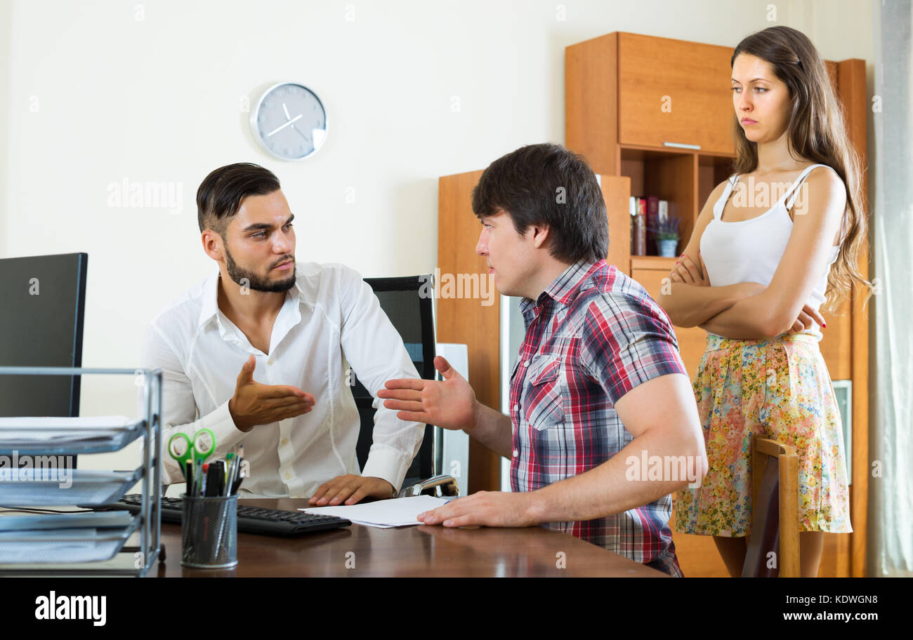 Triste merried giovane sostengono con manager in ufficio Foto Stock