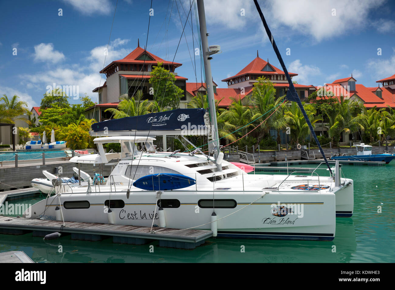 La Seychelles, Mahe, Victoria, Eden Island, alloggiamento sui terreni bonificati e barche ormeggiate nel porto turistico, catamarano a noleggio Foto Stock