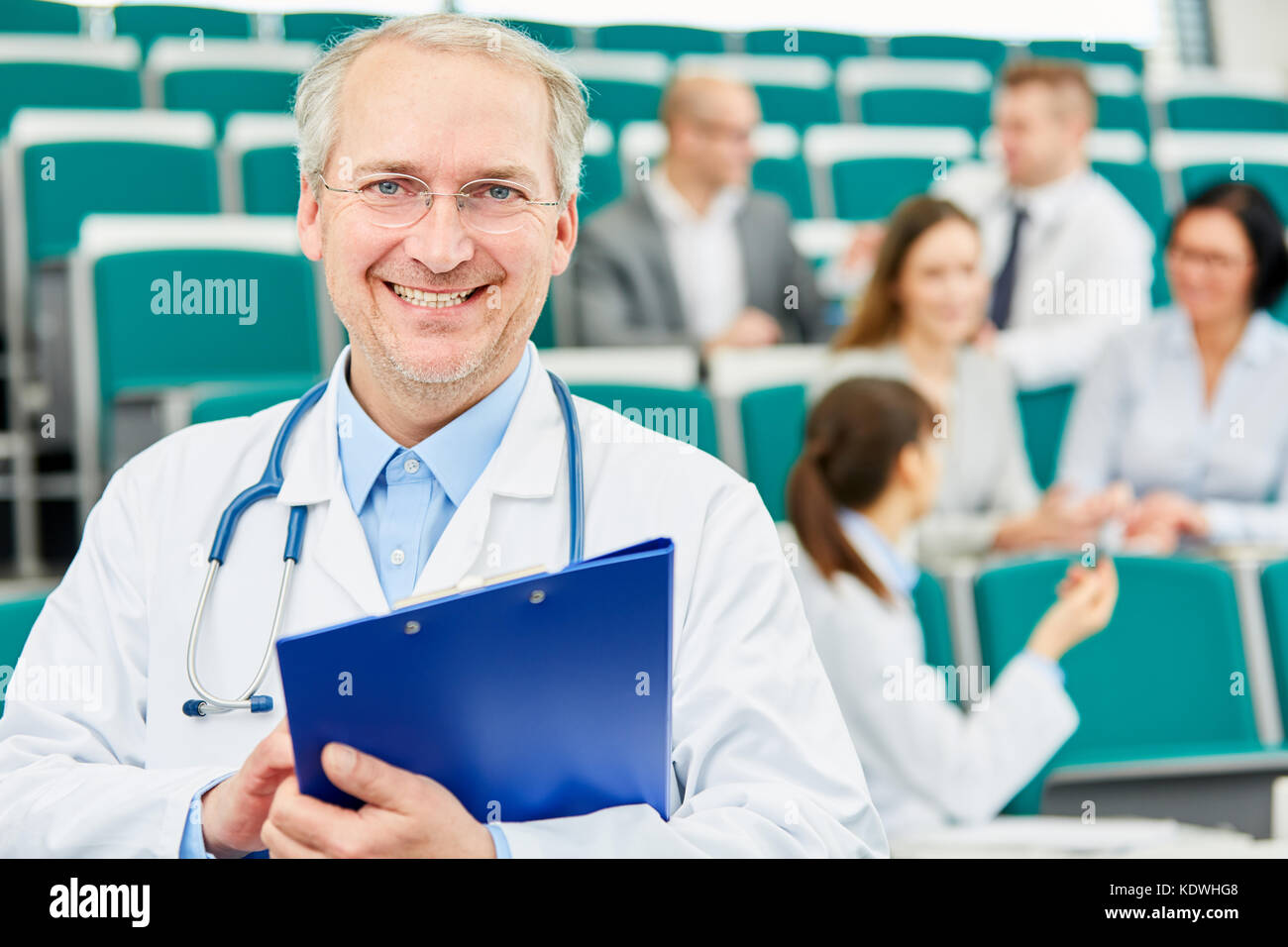 Senior professore di medicina o conferenziere in University Medical School Hall Foto Stock