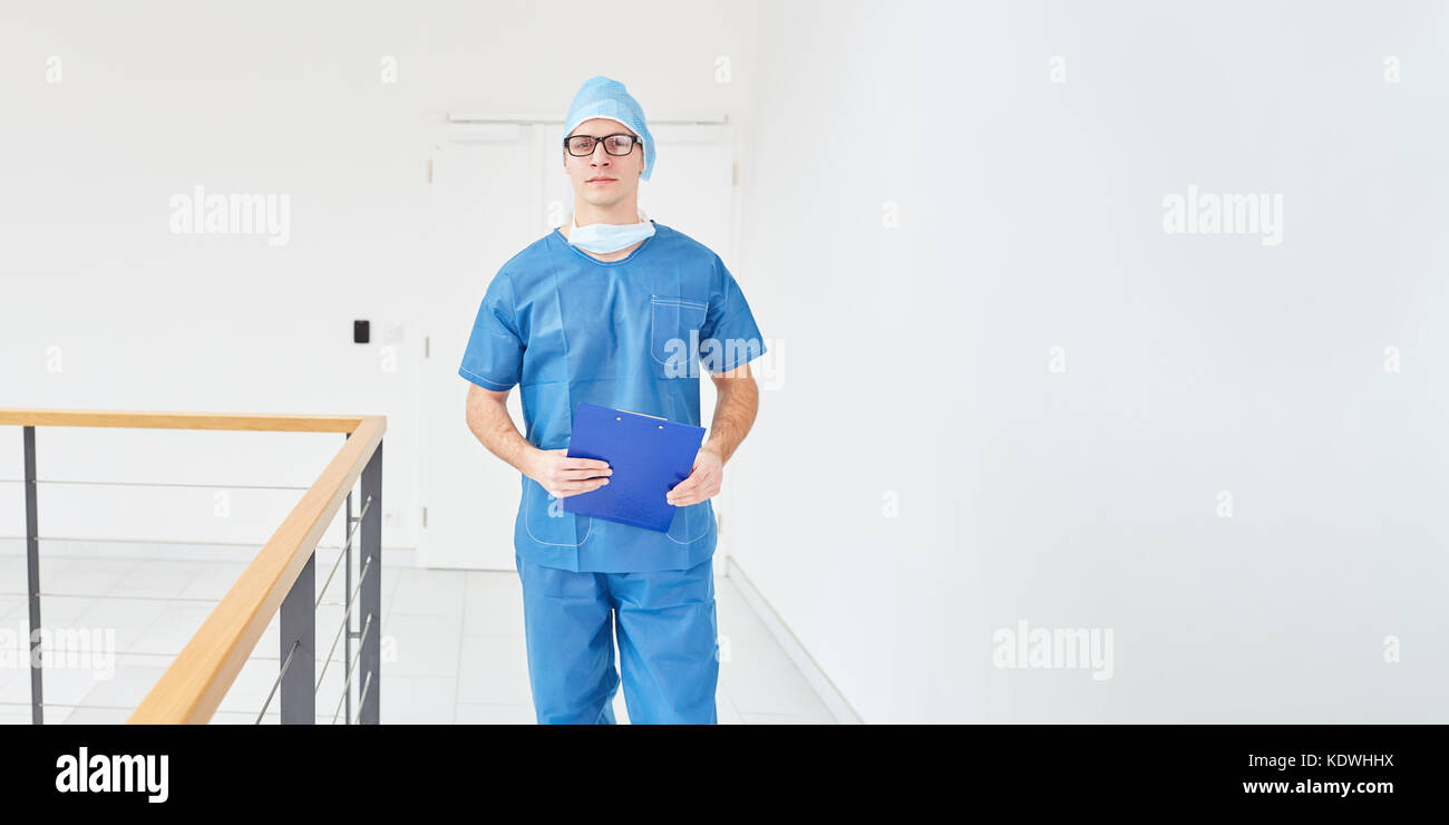 Il servizio di emergenza a medico chirurgo a piedi sul corridoio ospedale Foto Stock