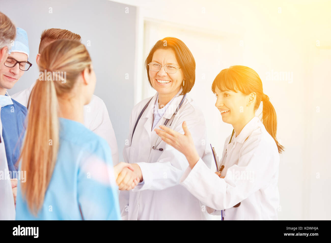 Il gruppo di medici agitare le mani come gesto di benvenuto Foto Stock