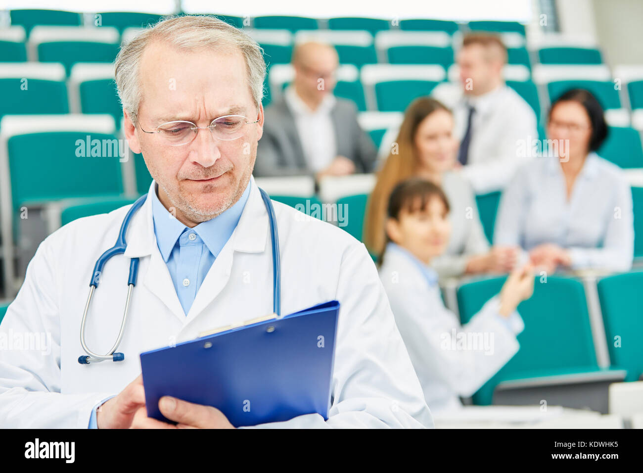 Università di professore di medicina con competenza dando la medicina apprendistato per i medici Foto Stock