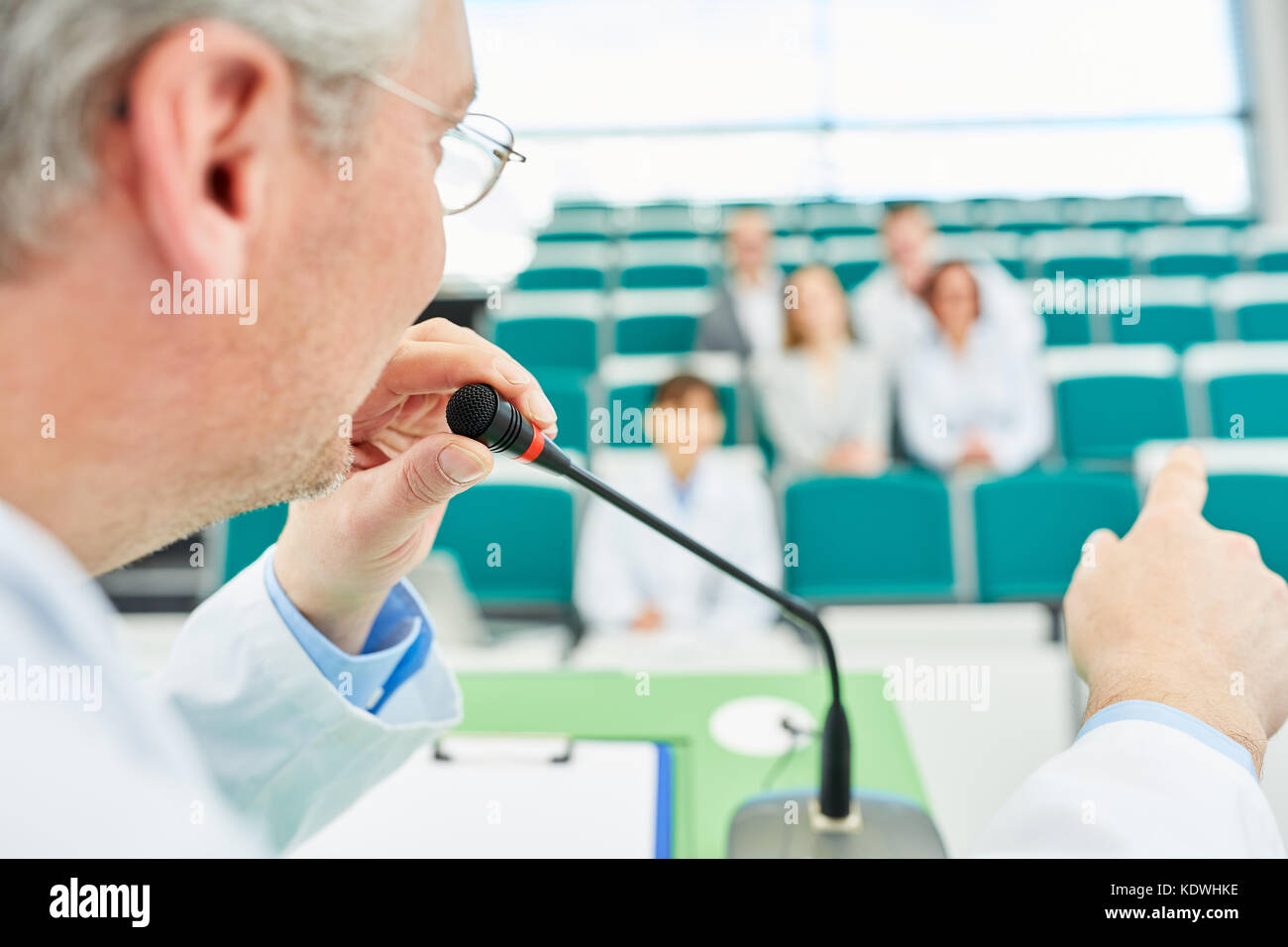 Professore universitario come oratore dando lezione in medical School Hall Foto Stock