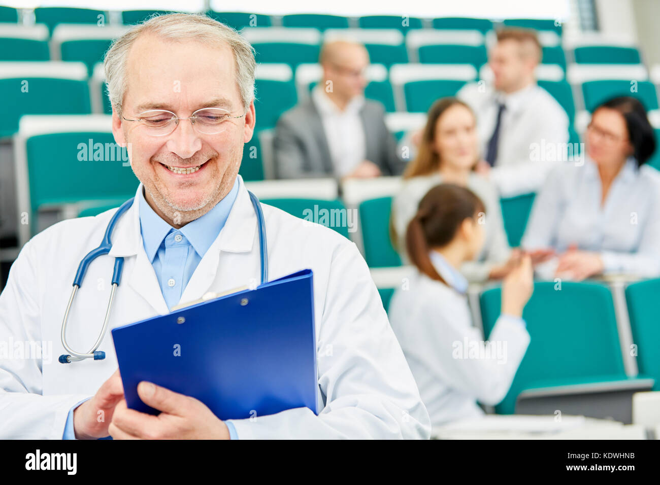 Senior come successo medice docente e medico in università Foto Stock