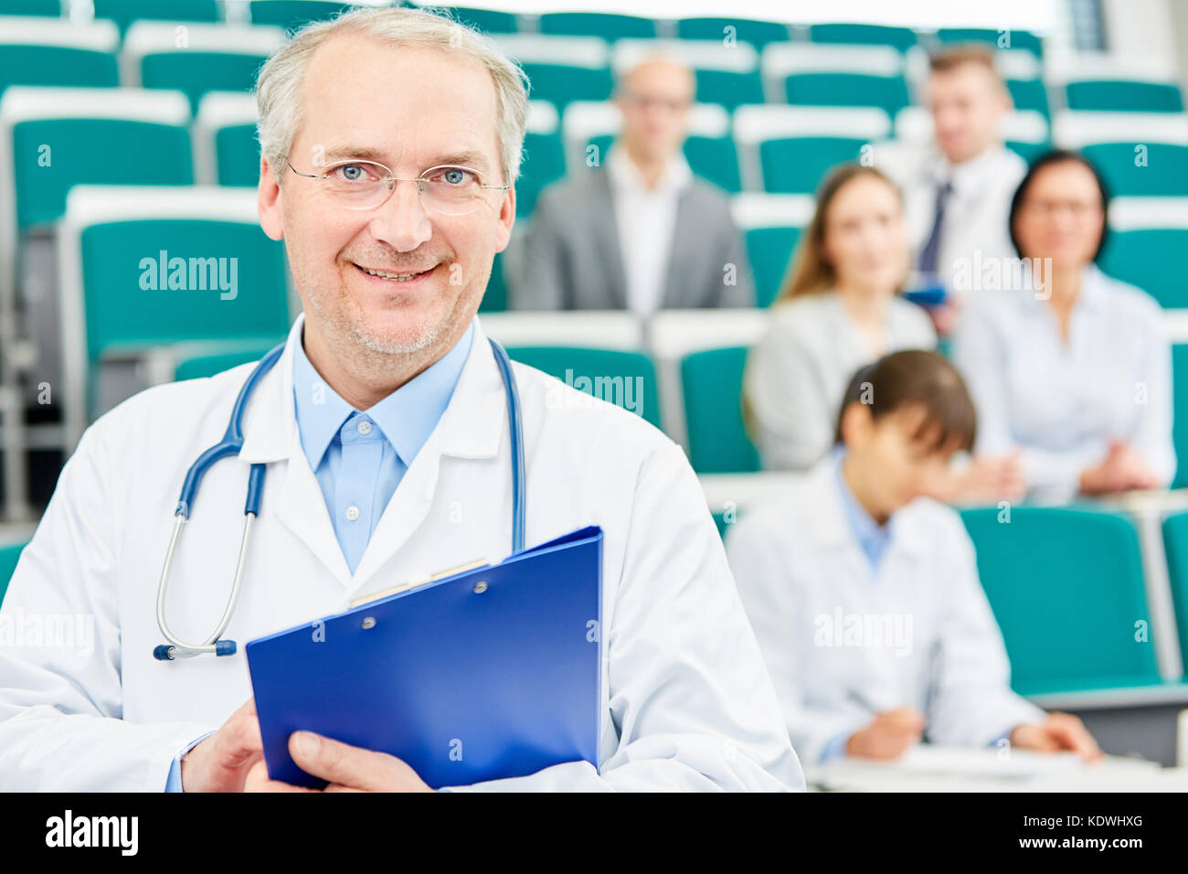 Senior uomo come professore e medico con esperienza e competenza Foto Stock