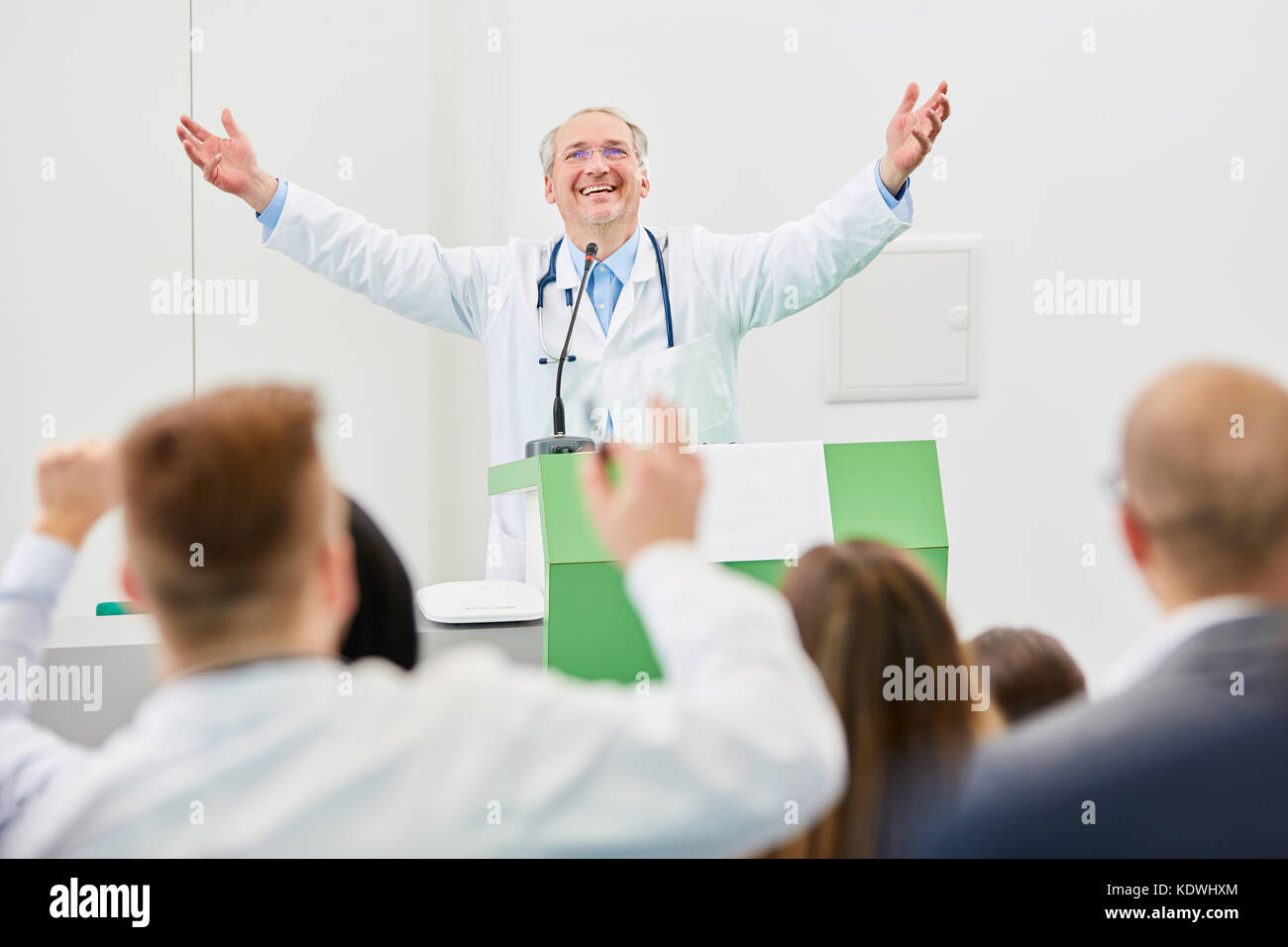 Medico con entusiasmo come docente felice dopo il successo del seminario di medicina Foto Stock