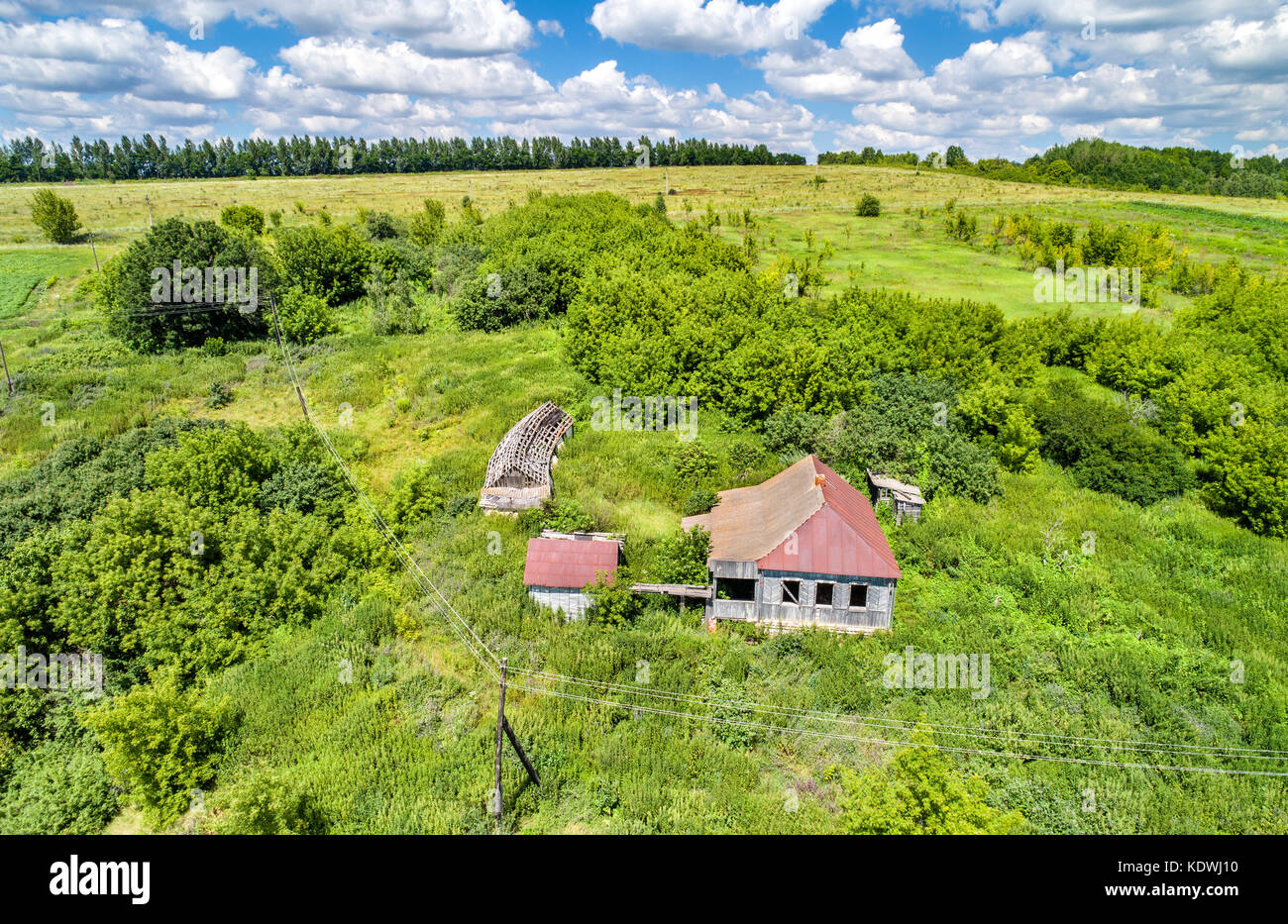Casa abbandonata in bolshoe gorodkovo village. Kursk Regione della Russia Foto Stock