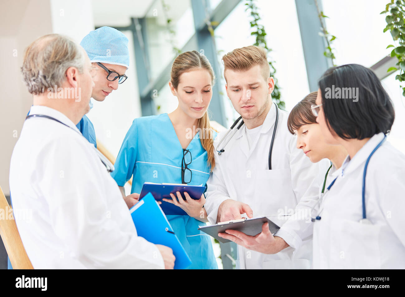 Team di medici di chirurgia di pianificazione con il chirurgo e infermiere chirurgico Foto Stock