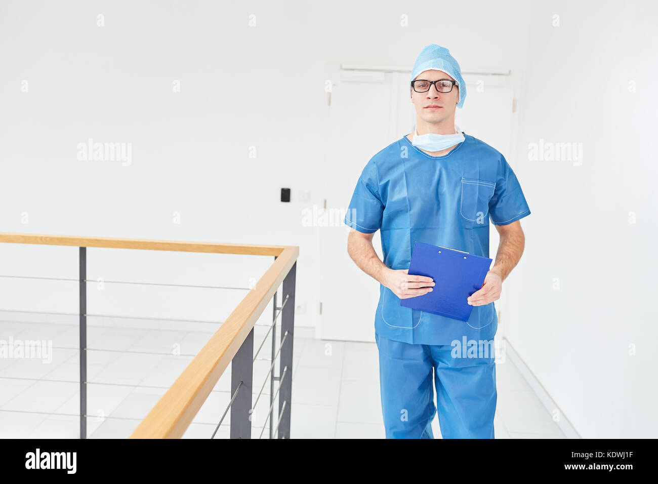Giovane chirurgo dalle unità di cure intensive in ospedale Foto Stock