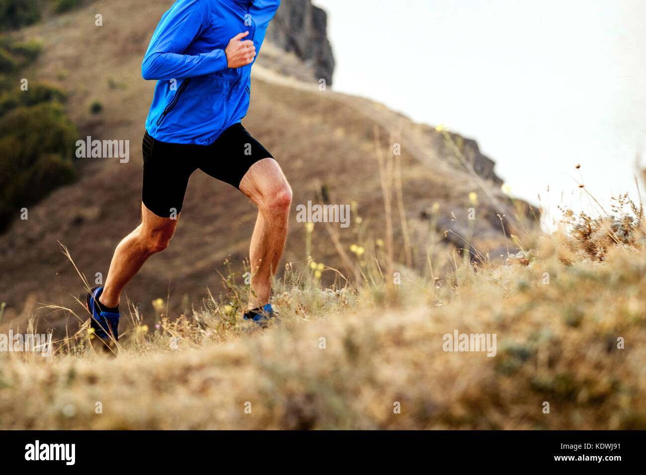 Maratona di montagna in esecuzione in salita atleta uomini runner Foto Stock