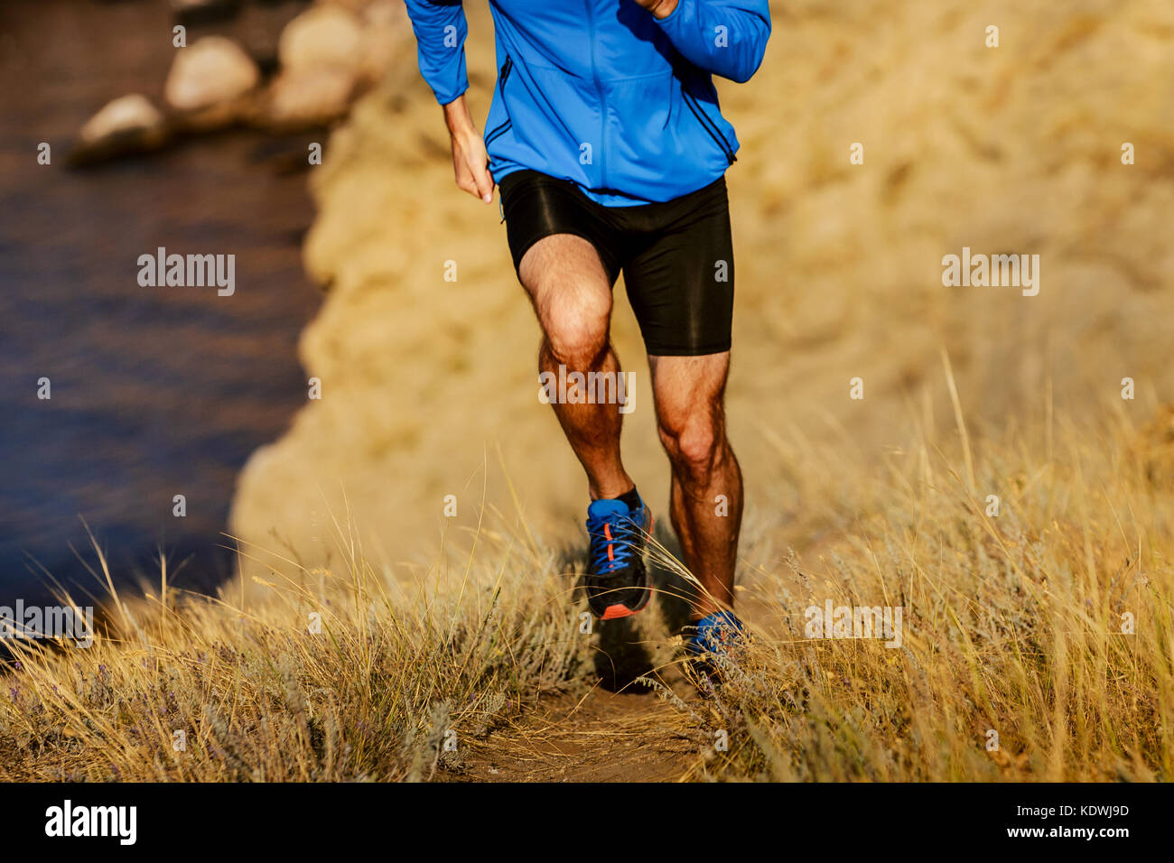 Gambe muscolare di runner running man sulla montagna di prova di Baia Mare Foto Stock