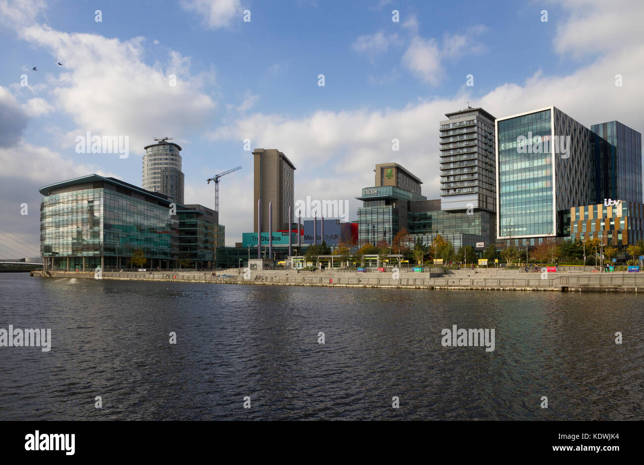 Mobike in Salford Quays davanti al Teatro di Lowry in mediacityuk, Manchester. Foto Stock