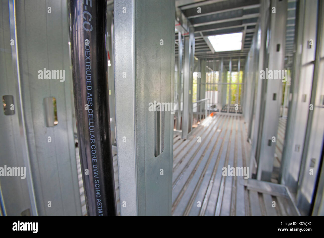 Tubi termoplastici in acrilonitrile butadiene stirene (ABS) utilizzati per l'installazione di tubature in case con telaio in acciaio. Le proprietà meccaniche più importanti dell'ABS ar Foto Stock Tubi termoplastici in acrilonitrile butadiene stirene (ABS) utilizzati per l'installazione di tubature in case con telaio in acciaio. Le proprietà meccaniche più importanti dell'ABS ar Foto Stock