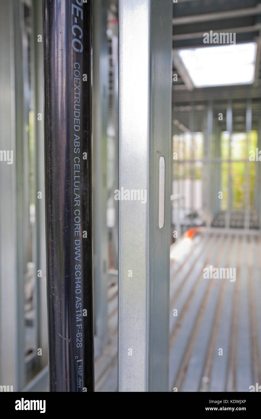 Tubi termoplastici in acrilonitrile butadiene stirene (ABS) utilizzati per l'installazione di tubature in case con telaio in acciaio. Le proprietà meccaniche più importanti dell'ABS ar Foto Stock Tubi termoplastici in acrilonitrile butadiene stirene (ABS) utilizzati per l'installazione di tubature in case con telaio in acciaio. Le proprietà meccaniche più importanti dell'ABS ar Foto Stock