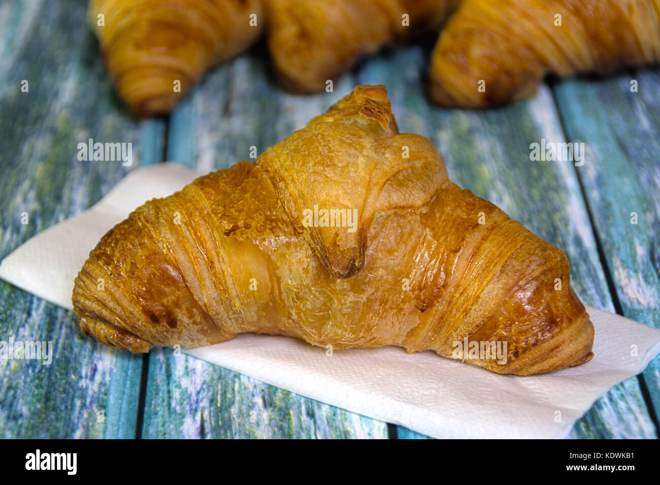 Tipico panetteria europea - rogaliki francuskie tradizionale il macellaio francese croissant su tavola - foto HDR. Foto Stock