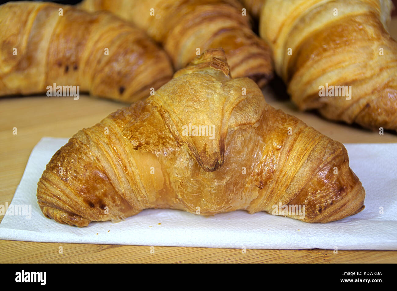 Tipico panetteria europea - rogaliki francuskie tradizionale il macellaio francese croissant sul tavolo di legno - foto HDR. Foto Stock